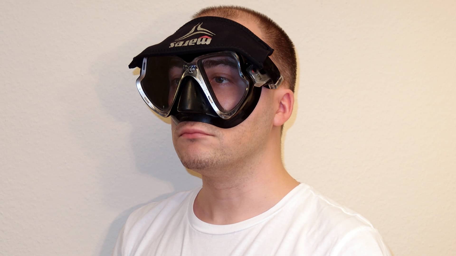 Foto: Passform der Tauchermaske testen, Schritt 2